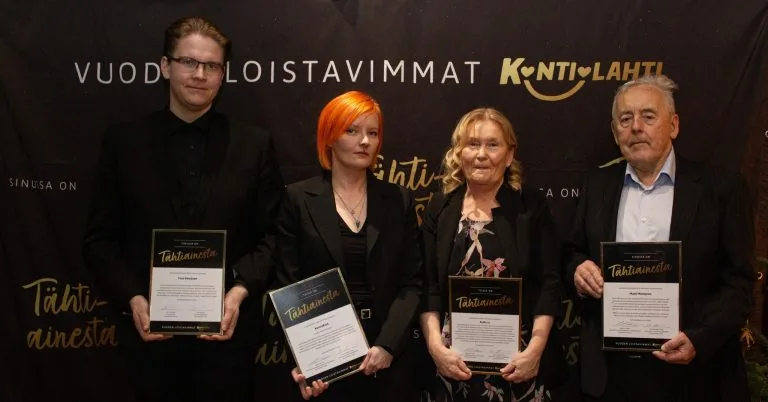 Vuoden Loistavimmat -palkitut poseeraavat